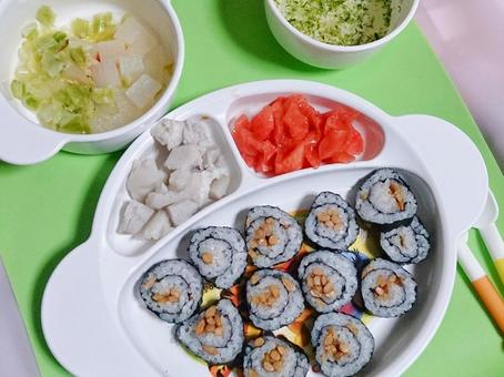 幼児食の食事作り
初期に幼児食が盛り付けられている