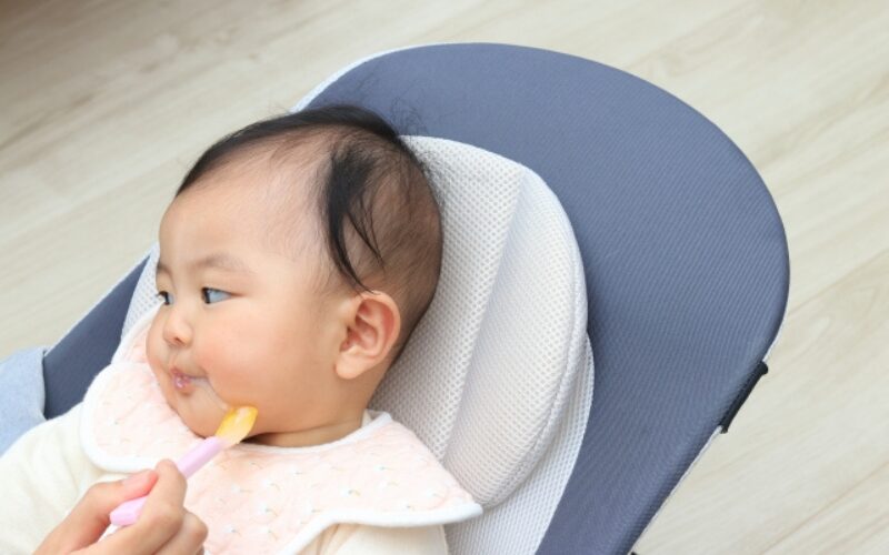 赤ちゃんが離乳食を食べさせてもらっている