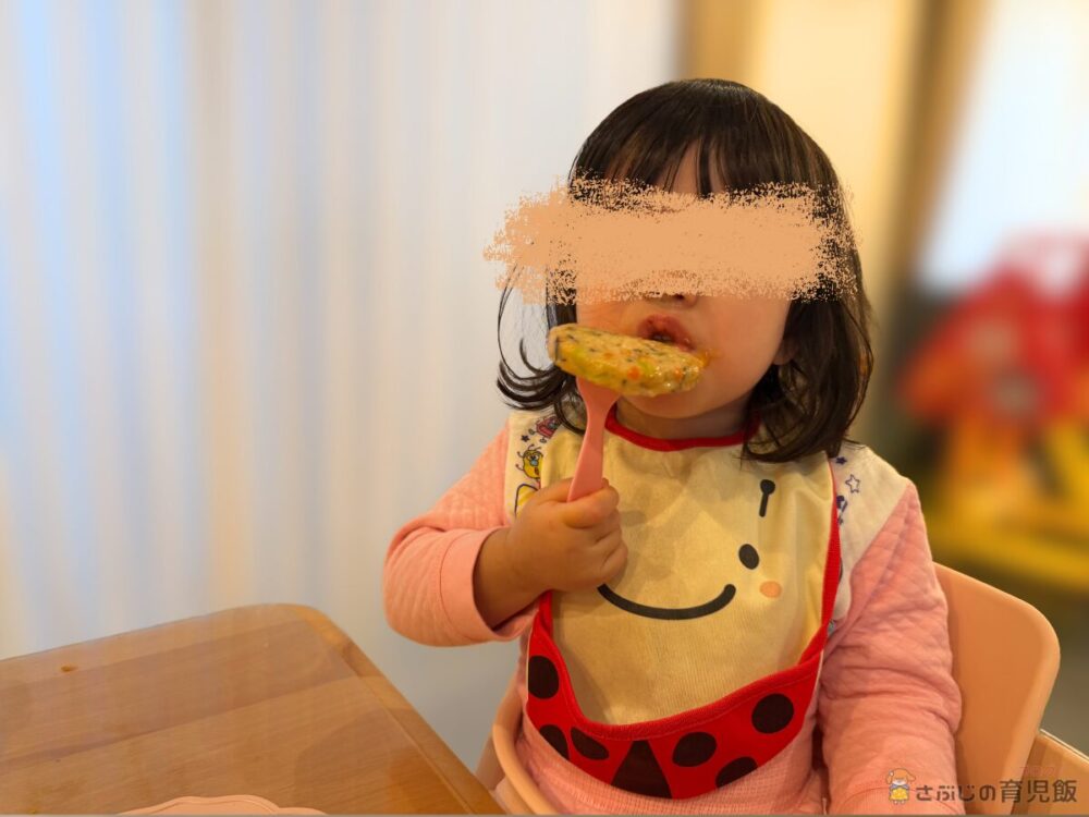 【かつお節だし香る特製たれ】やわらか和風豆腐ハンバーグを食べる次女