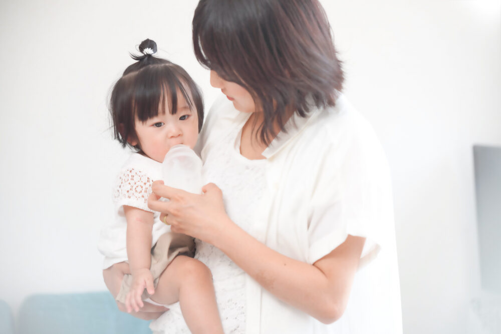 ママが哺乳瓶でミルクをあげている様子