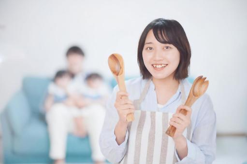 幼児食の進め方
ママが調理器具を持って笑っている