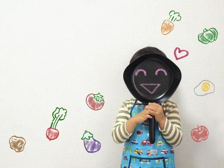まとめ
幼児がフライパンを持っている。
