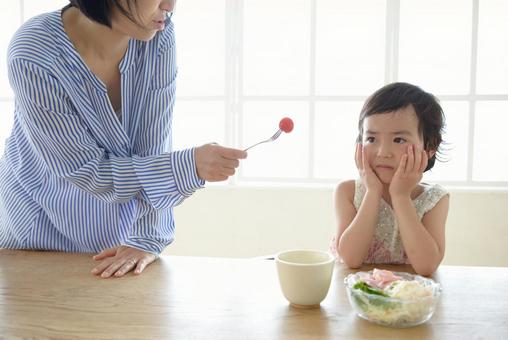 2歳児がご飯を食べないときの接し方
子どもがご飯を拒否している様子