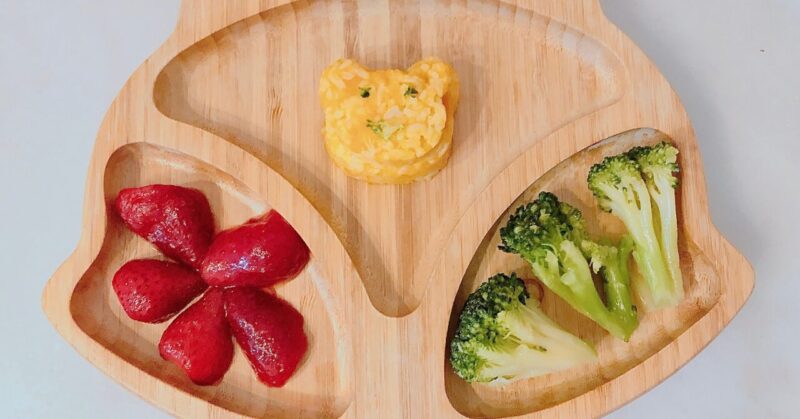 ブロコッリー、いちご、たまごの手づかみ食べメニュー