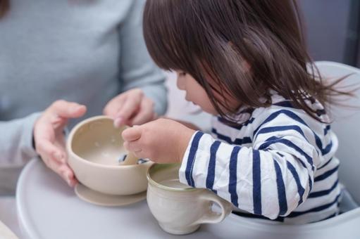 幼児食はいつから始める?
幼児がご飯を食べている様子