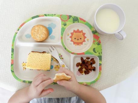 子どものペースで食事を進める
子ども用のプレートにごはんが盛り付けられている