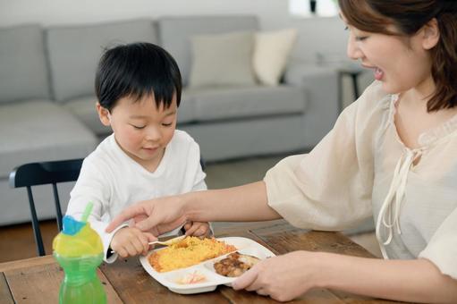 無理に食べさせようとしない親子の様子
