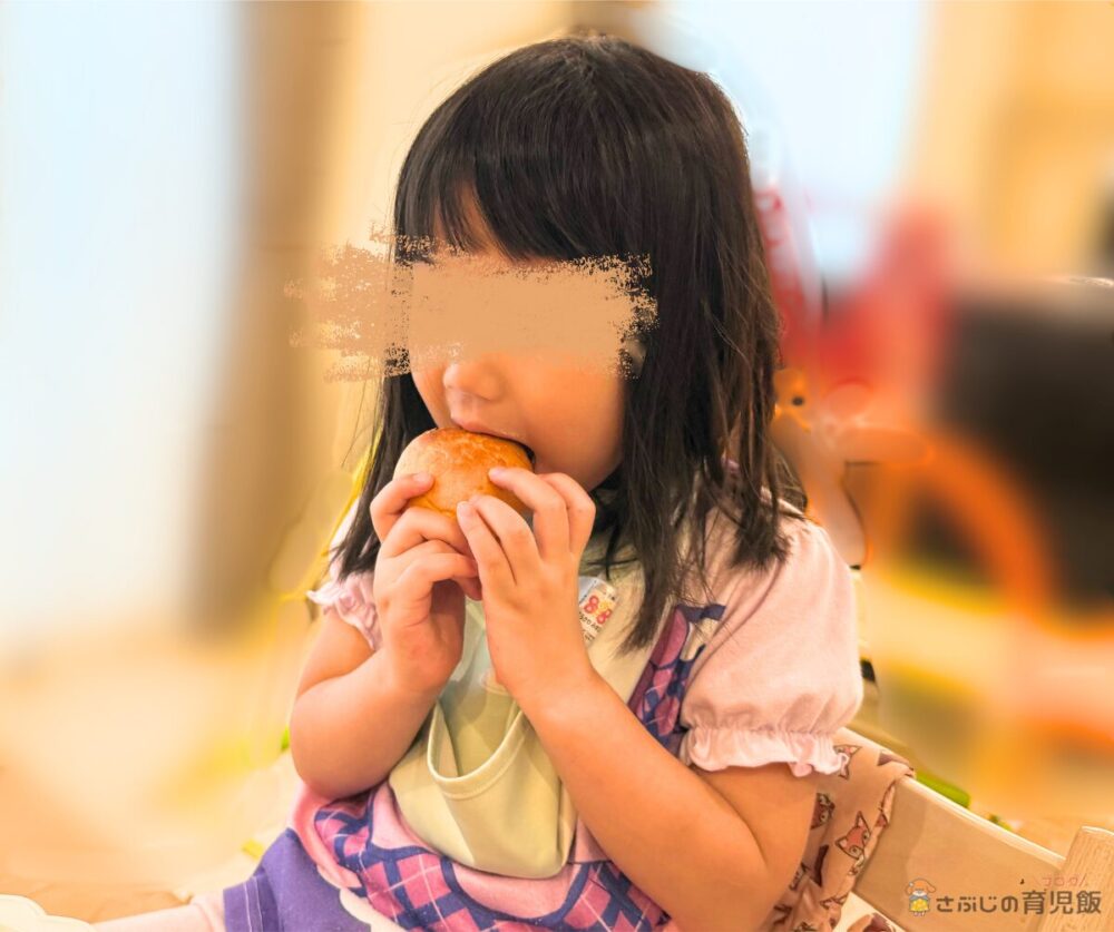 子どもがペロリ！あまいにんじんパンを食べる4歳の娘