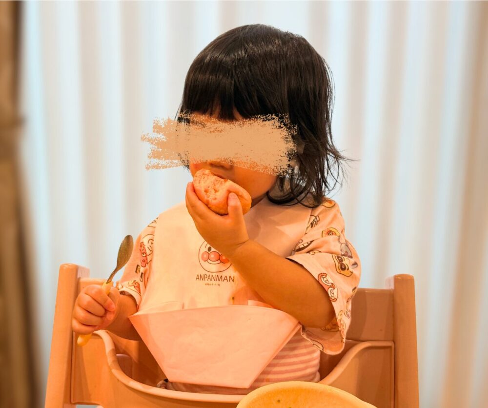 子どもがペロリ！あまいにんじんパンを食べる2歳の娘