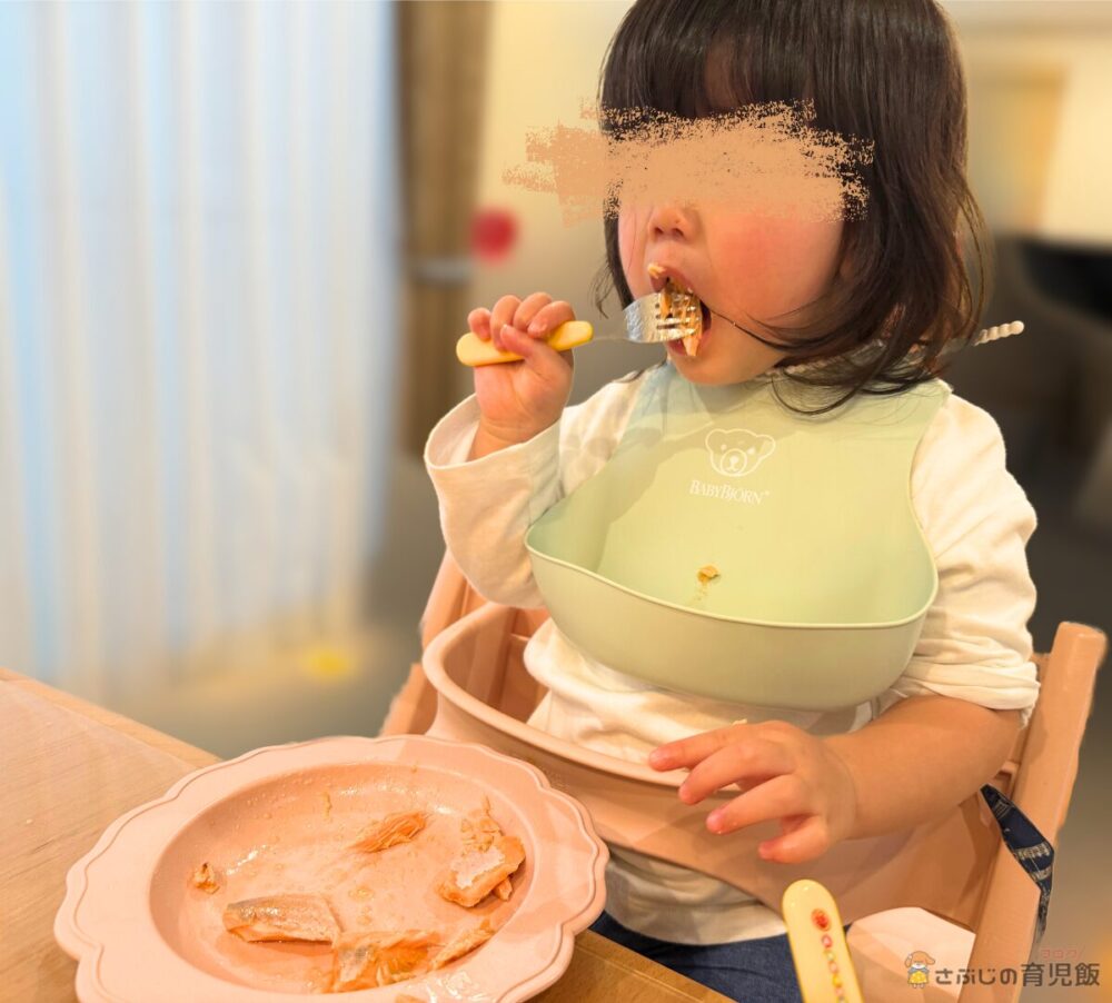 鮭を食べている娘