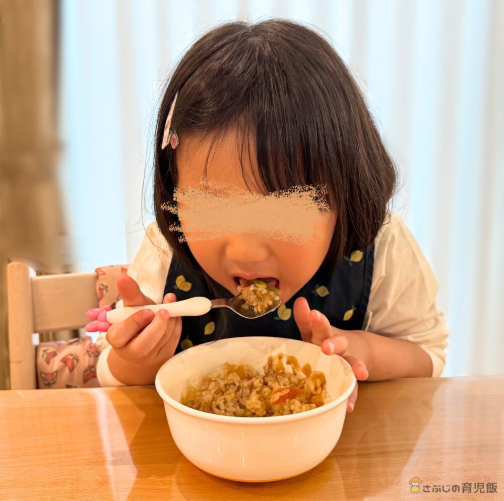 6種具材のとろとろ中華あんかけを食べている娘