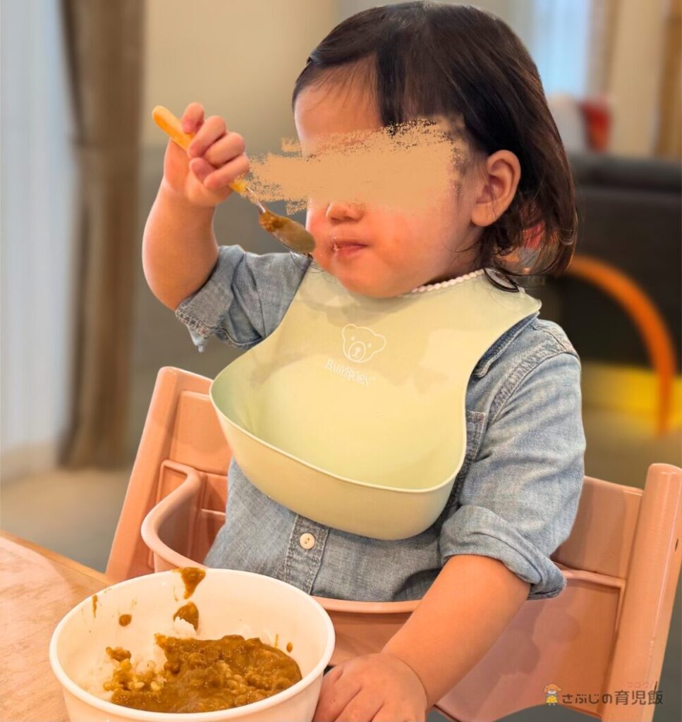 カレーを食べる娘