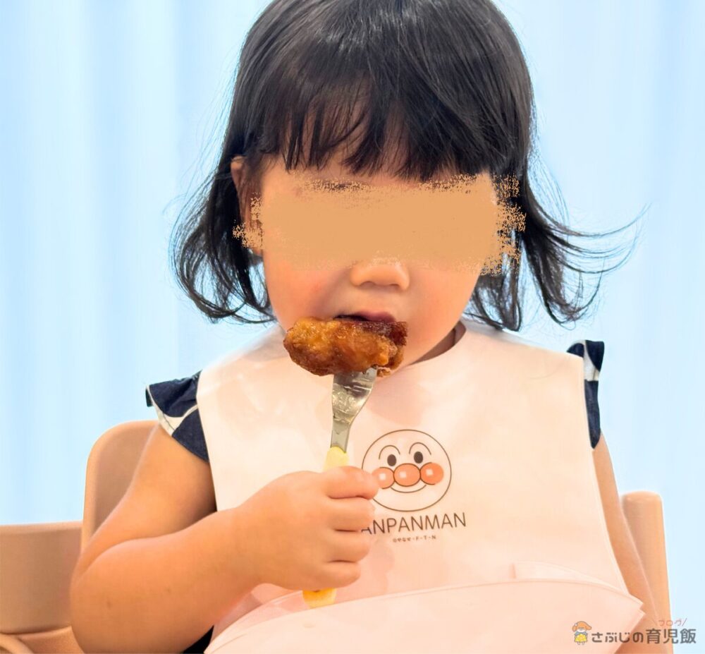 からあげを食べる娘