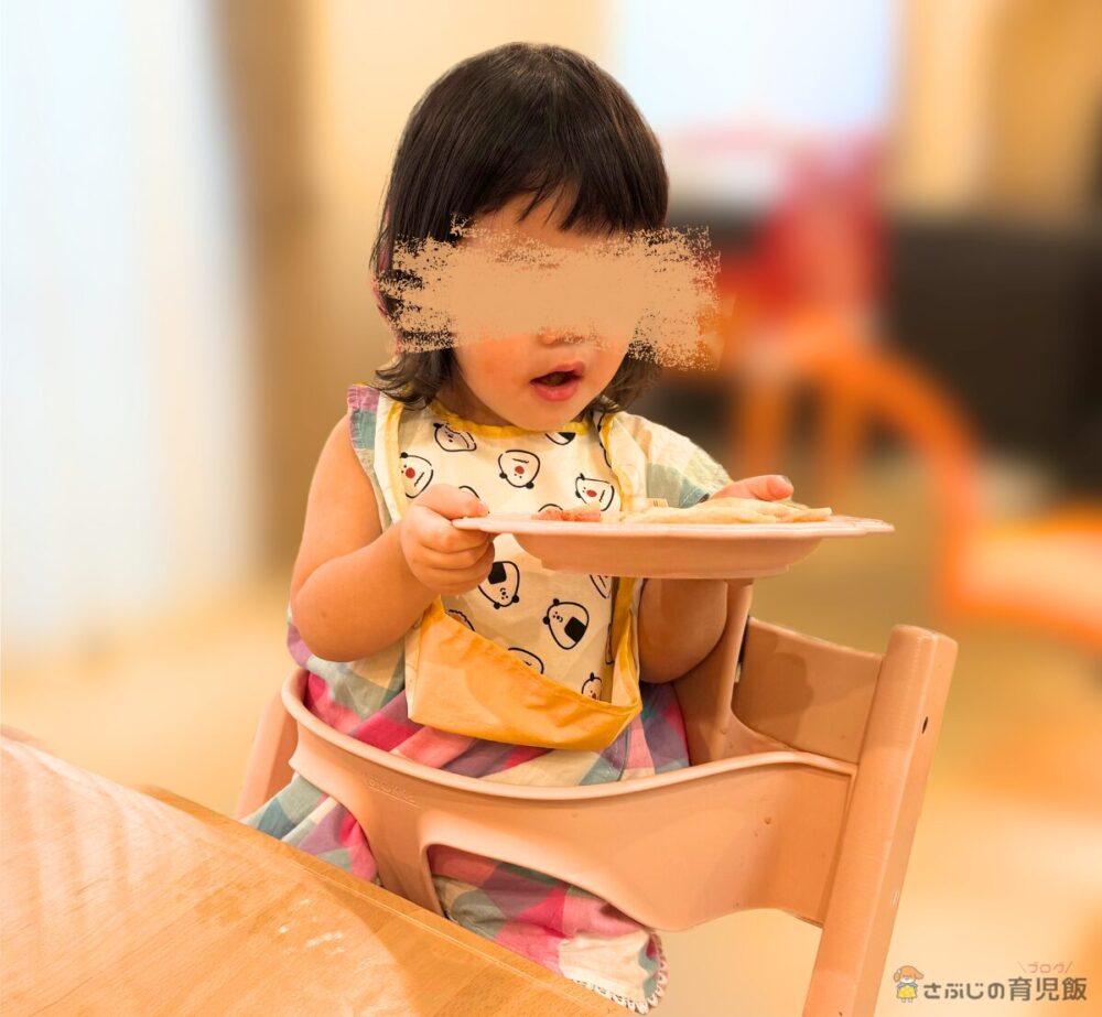 チーズとトマトのお子様マルゲリータを自分ひとりで食べようとする娘