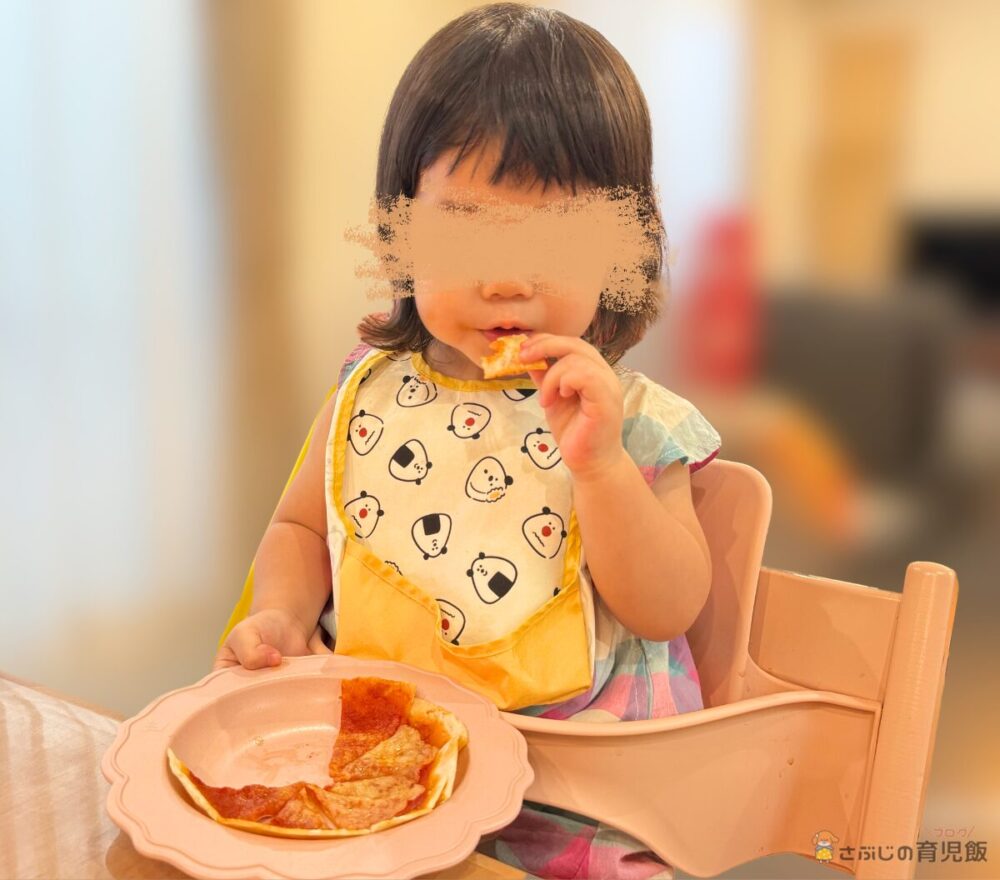 チーズとトマトのお子様マルゲリータを食べる娘