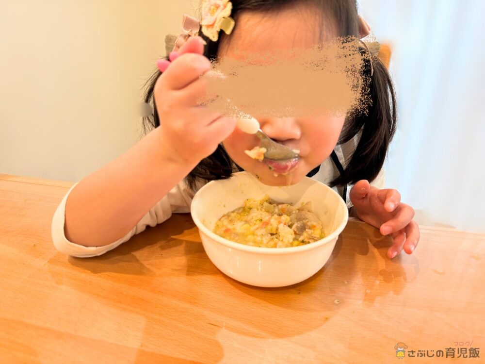 【きざみ野菜たっぷり】やわらかポーククリームシチューを食べる娘