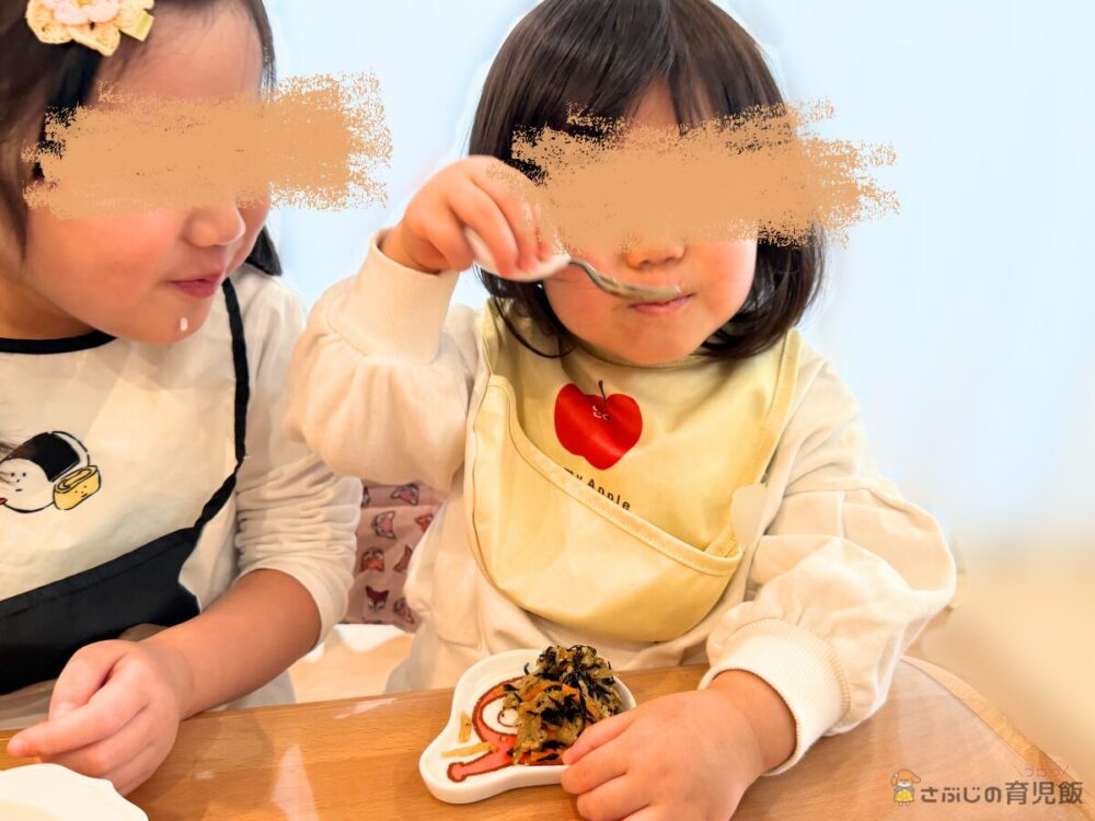 【無添加おばんさい】
素材を味合う宮崎県産切り干し大根とひじき煮を食べる娘