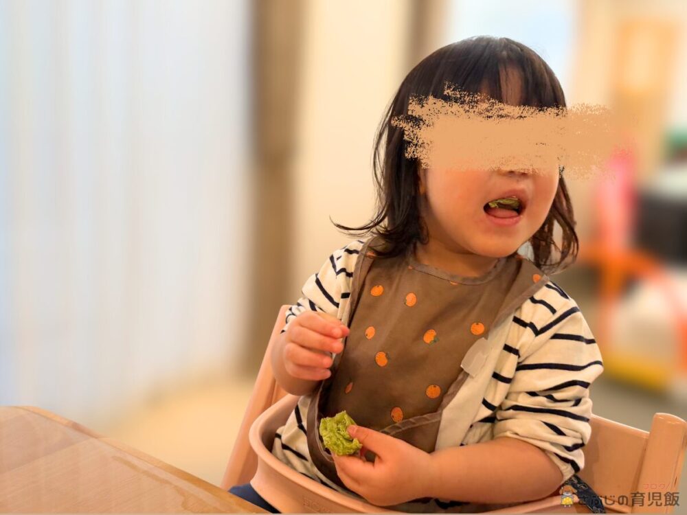 やさいぱん 3種セットを食べる次女