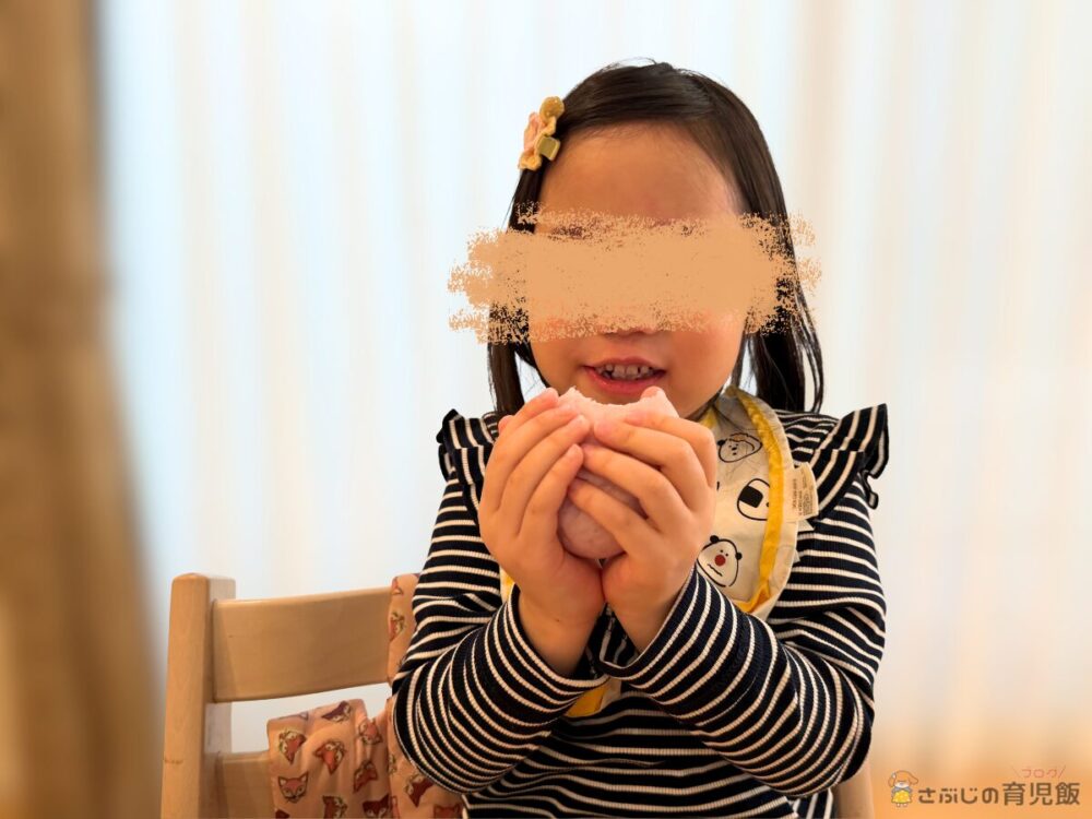 やさいぱん 3種セットを食べる長女