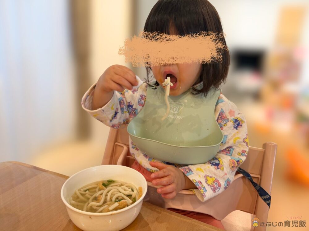 ぐんぐんうどん1玉で1日分のカルシウム【栄養機能食品】を食べる次女