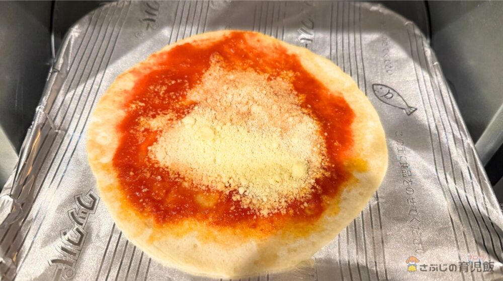 チーズとトマトのお子様マルゲリータトースターで調理中