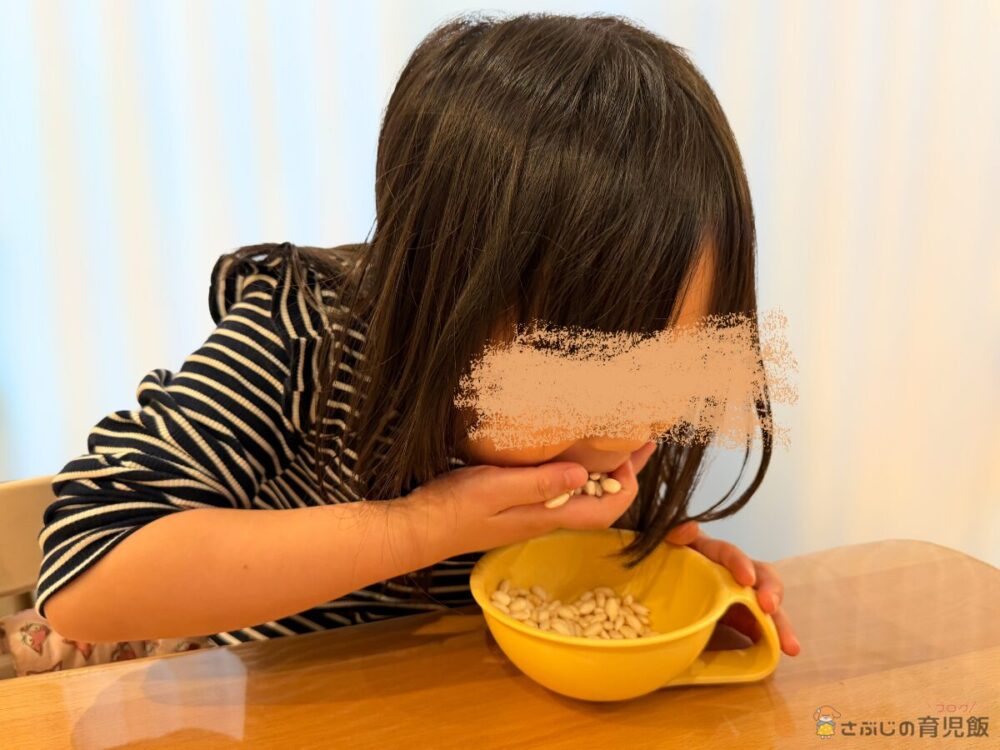 ぽんぽんふれんず|にんじんうさぎ
【食塩ゼロで国産素材100%の野菜をたべるお米のおやつ】を食べる娘