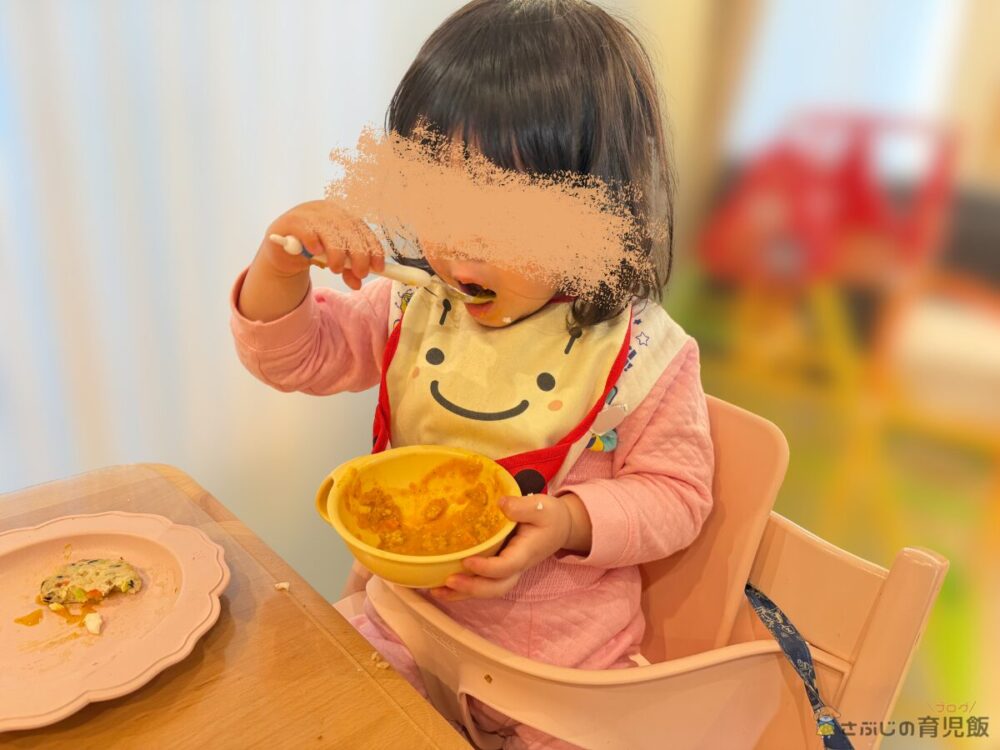 【ほっこりあまい】北海道かぼちゃとにんじんのシチューを食べる娘