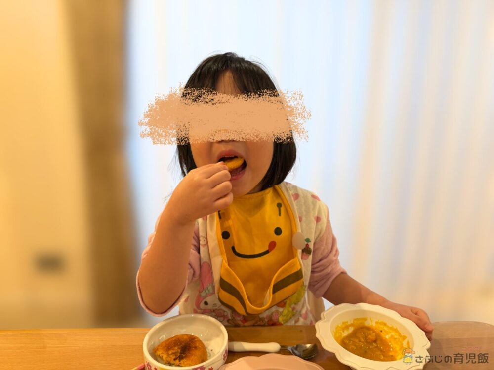 【高栄養なリコピンにんじん使用】野菜を食べる国産にんじんパンを食べる長女