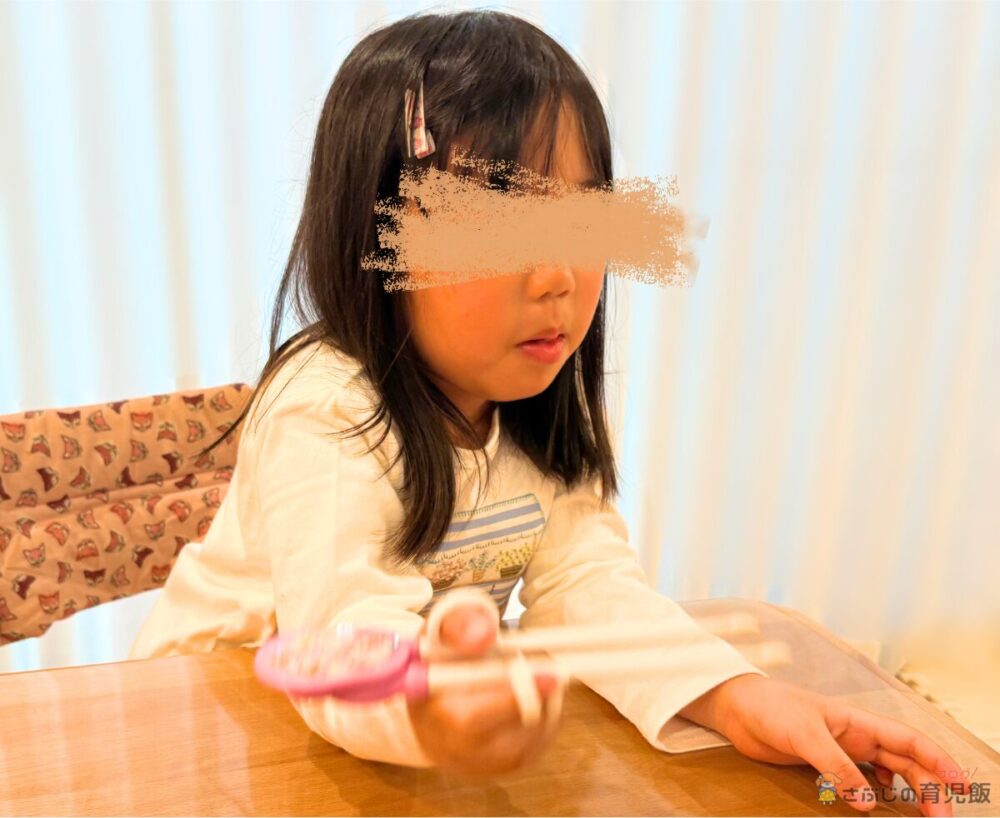 甘口醤油で仕上げた銀さけを食べる娘