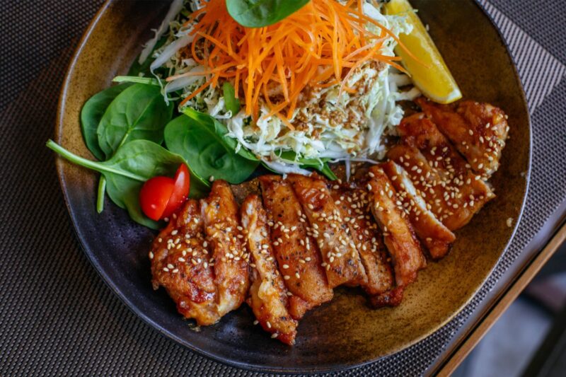 チキンと野菜の栄養バランスのとれた食事。