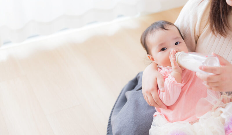 赤ちゃんミルクを飲んでいる様子