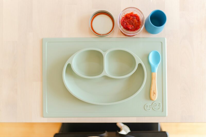 テープルに離乳食用の食器とコップがセットされている。