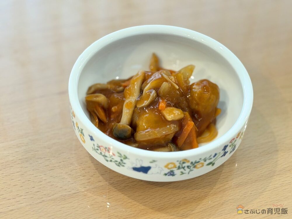 キャラクター柄の小皿に盛り付けた鶏甘酢