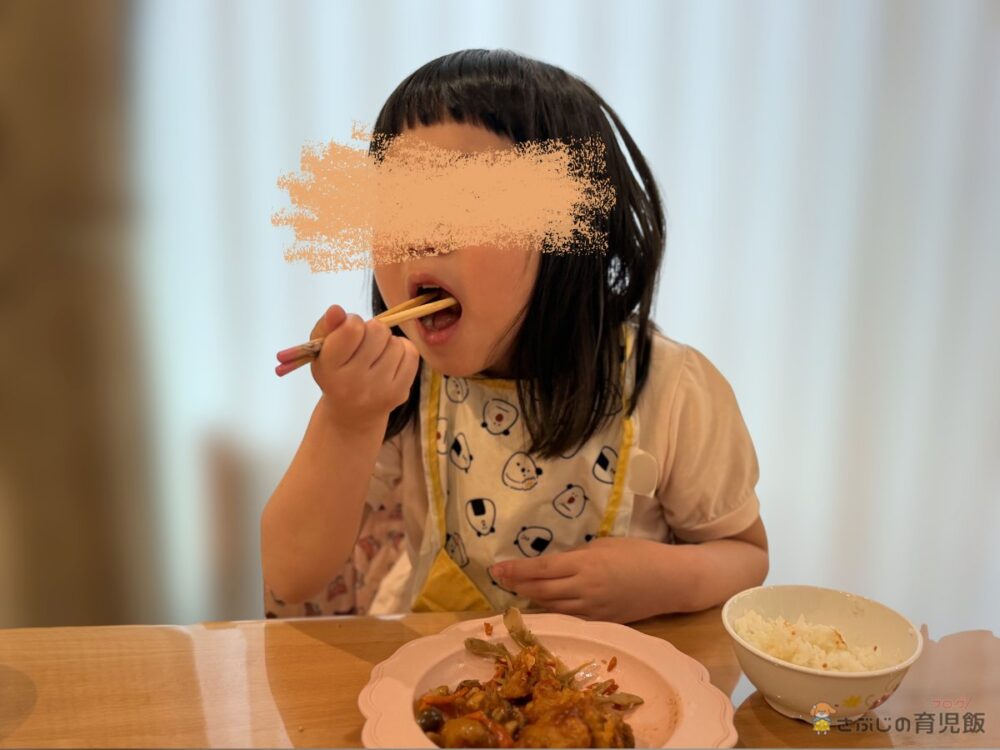 5歳の長女がおはしで鶏甘酢あんを食べる様子