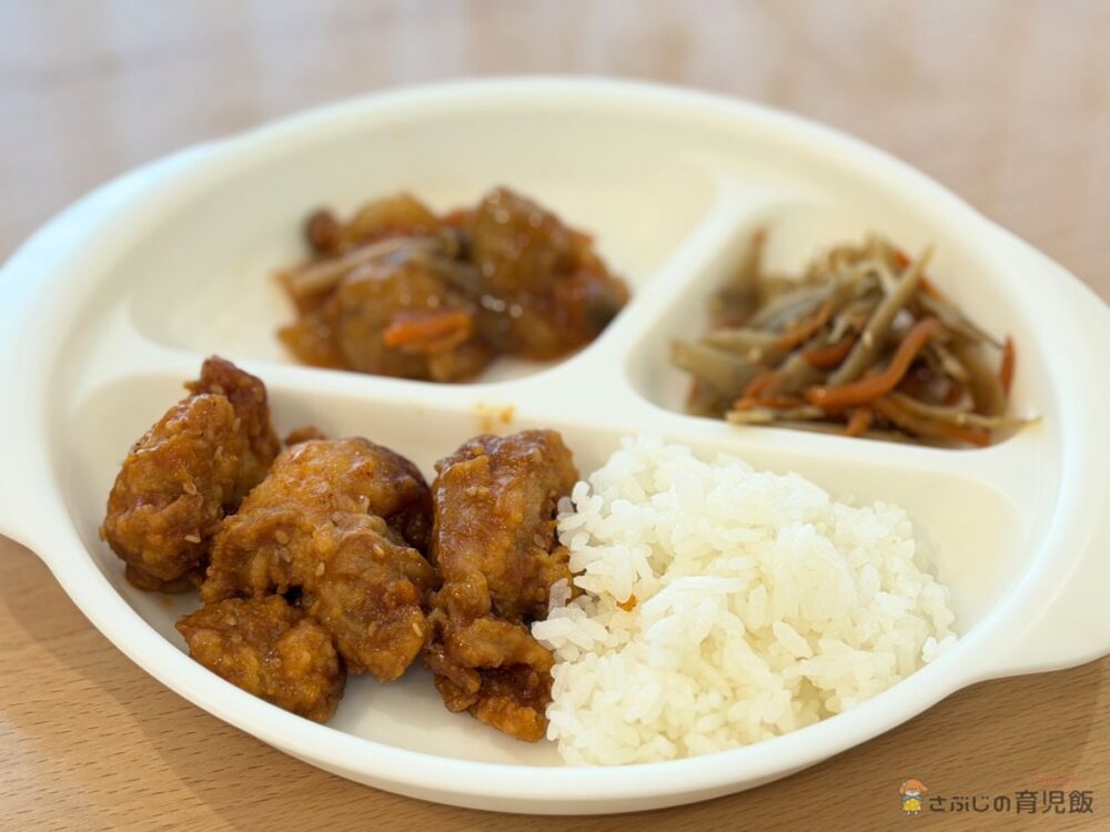 シェフの無添つくりおき2食目の仕切り皿（鶏甘酢あん+きんぴら+ご飯）