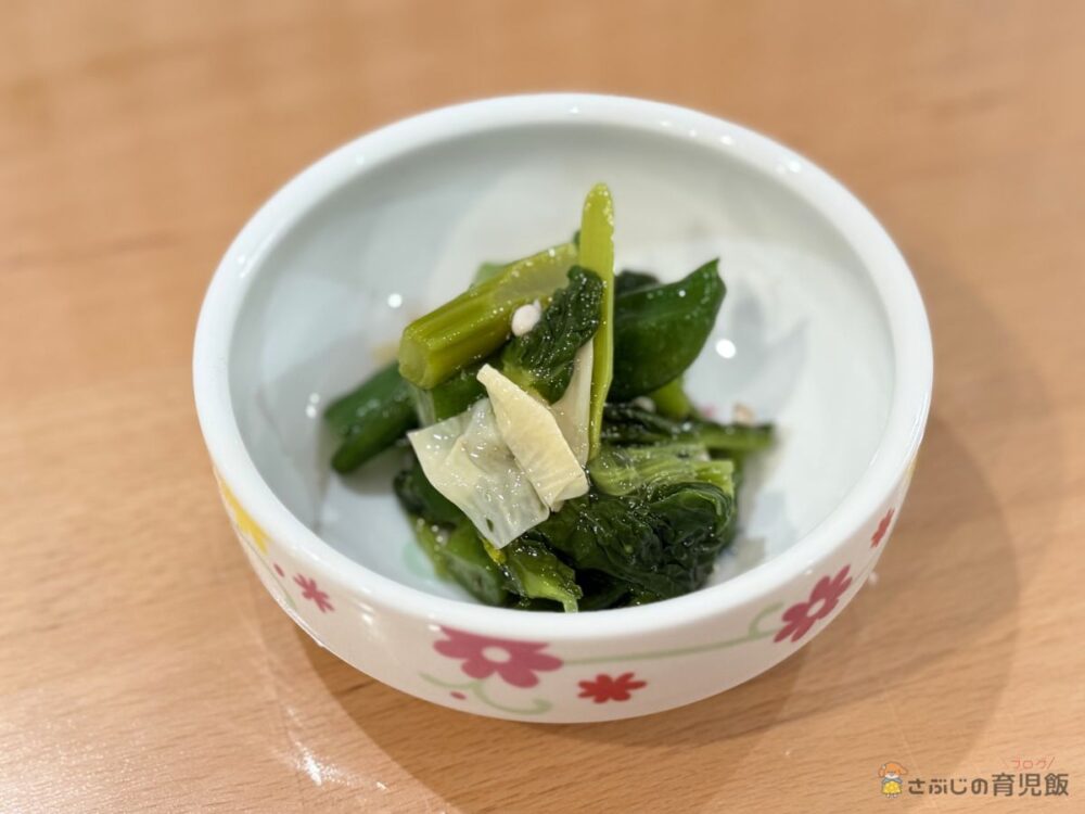 菜の花とおくらの煮浸し（花柄小皿・春野菜の優しい味付け）