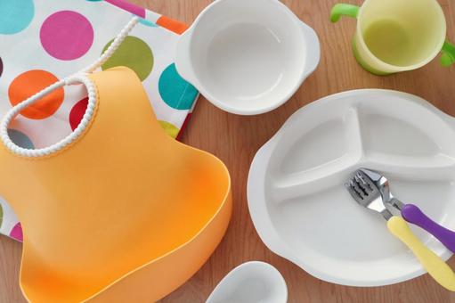 年齢別の進め方
エプロンと食器が並んでいる