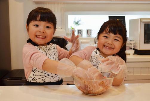姉妹が楽しく料理を手伝っている様子