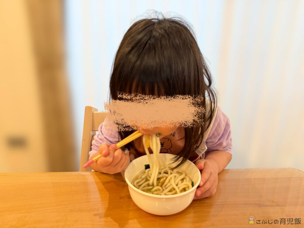 ぐんぐんうどん1玉で1日分のカルシウム【栄養機能食品】を食べる長女