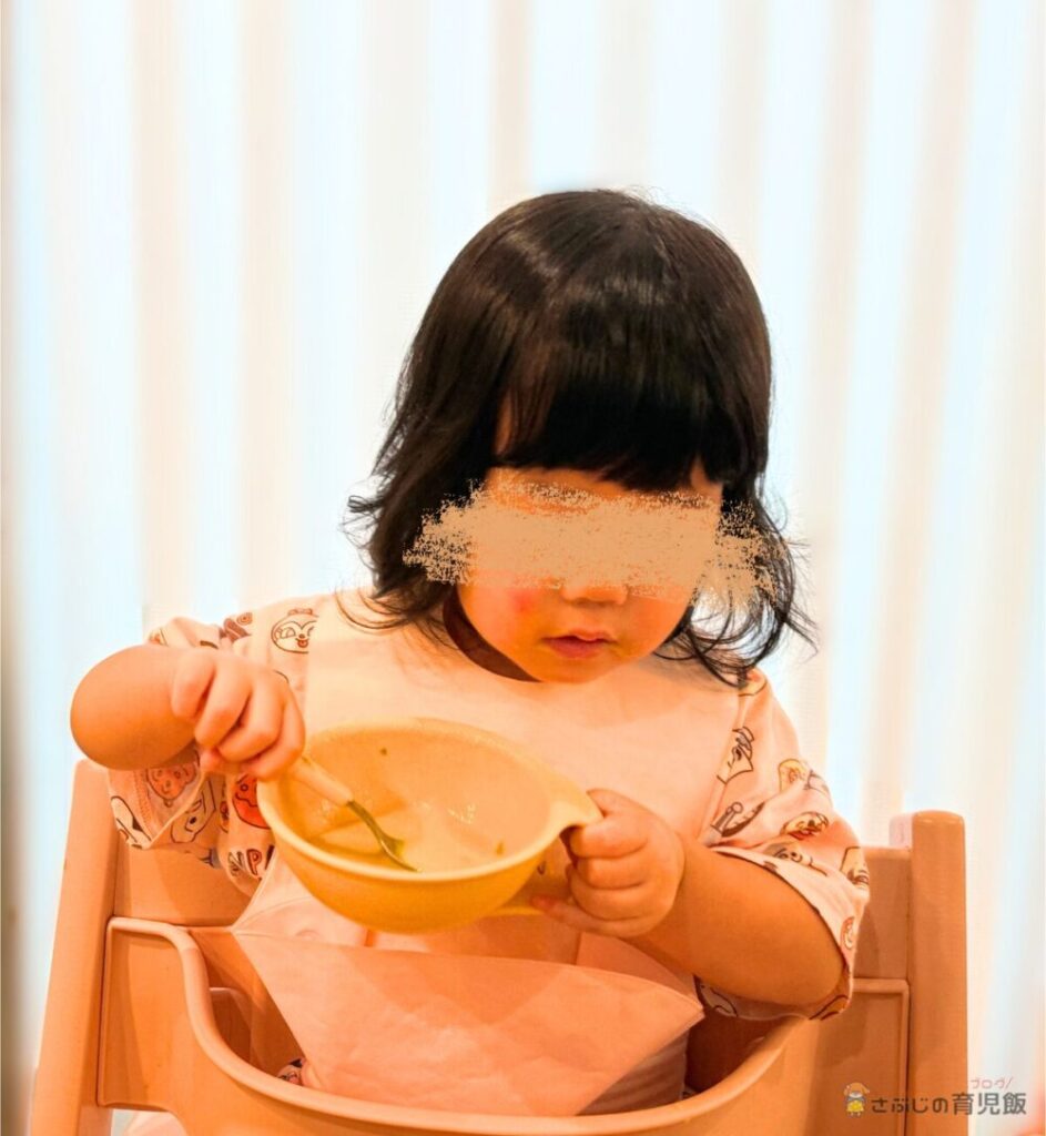 カラダにやさしいほっこりコーンポタージュを食べる娘