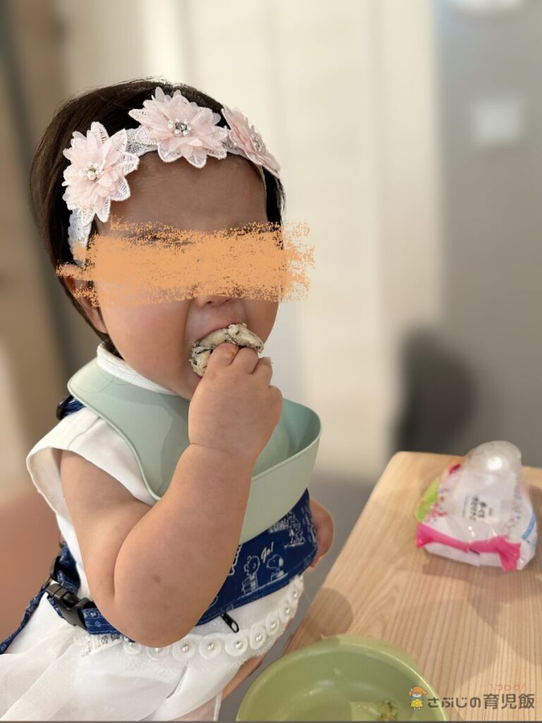 娘が北海道じゃがいものおやきを手づかみ食べで食べている様子