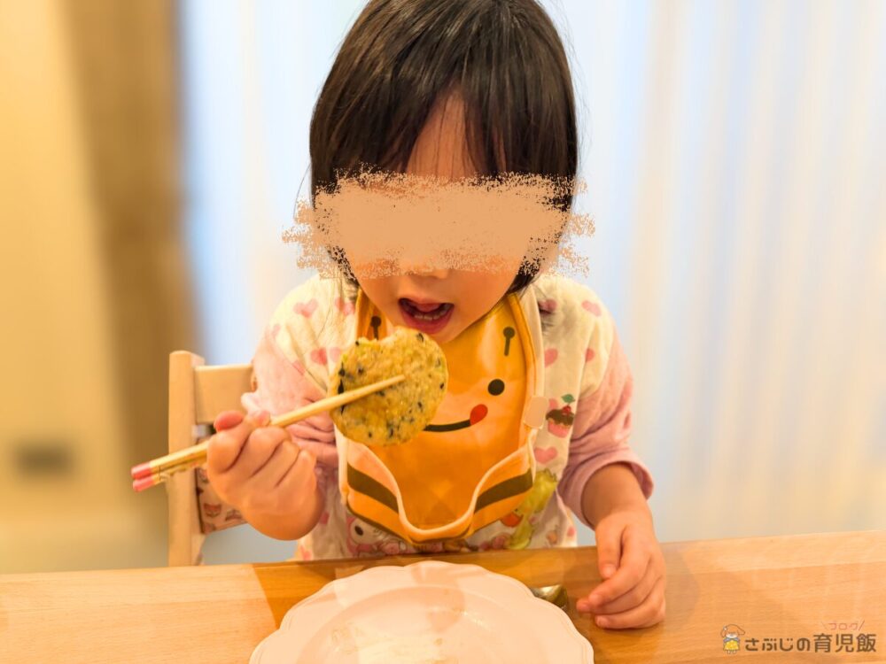 【かつお節だし香る特製たれ】やわらか和風豆腐ハンバーグを食べる長女