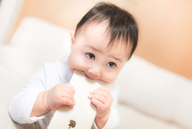 赤ちゃんが物を噛んでいる様子