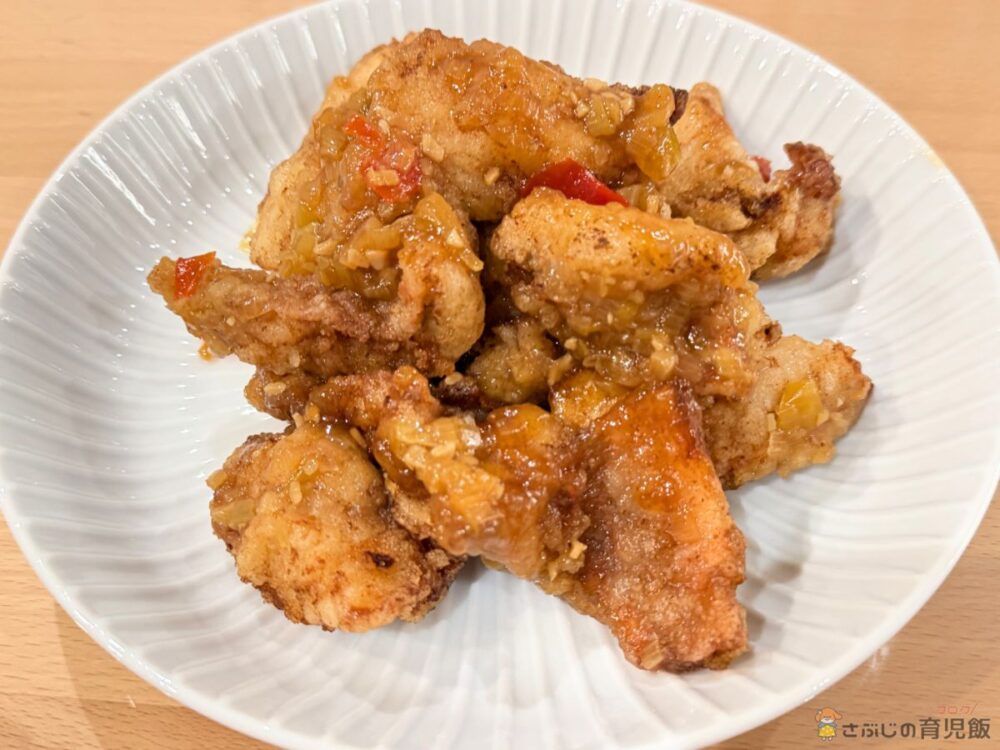 ツクリオの主菜「香味だれがやみつき！赤魚の唐揚げ」白リブ皿盛り付け