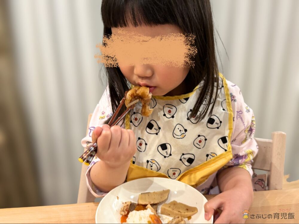 ツクリオの惣菜を食べる子ども（食卓の様子・顔は加工済み）